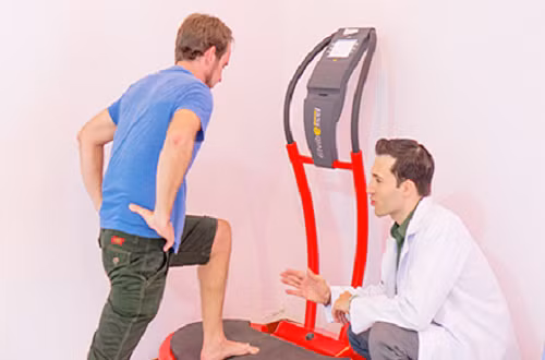 5 thói quen xấu dễ làm bạn bị đau nhức xương khớp ảnh 2 Vận động trị liệu là một cách hữu hiệu để giảm đau và tăng cường sức khoẻ và dẻo dai cho cơ bắp (Hình: Maple Healthcare Việt Nam).