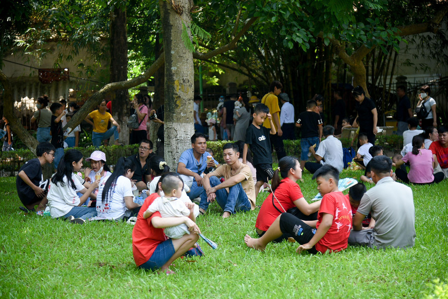 Bãi bỏ, bóng cây hay bất cứ đâu thoáng mát sẽ trở thành địa điểm nghỉ chân của nhiều người.