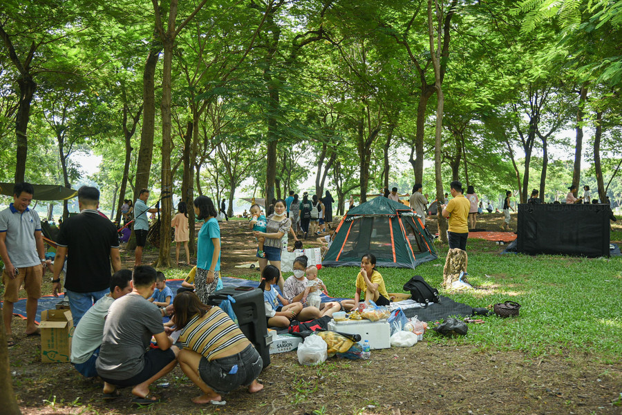 Tại công viên Yên Sở, lượng người đổ dồn về trong ngày 2/9 khá đông.