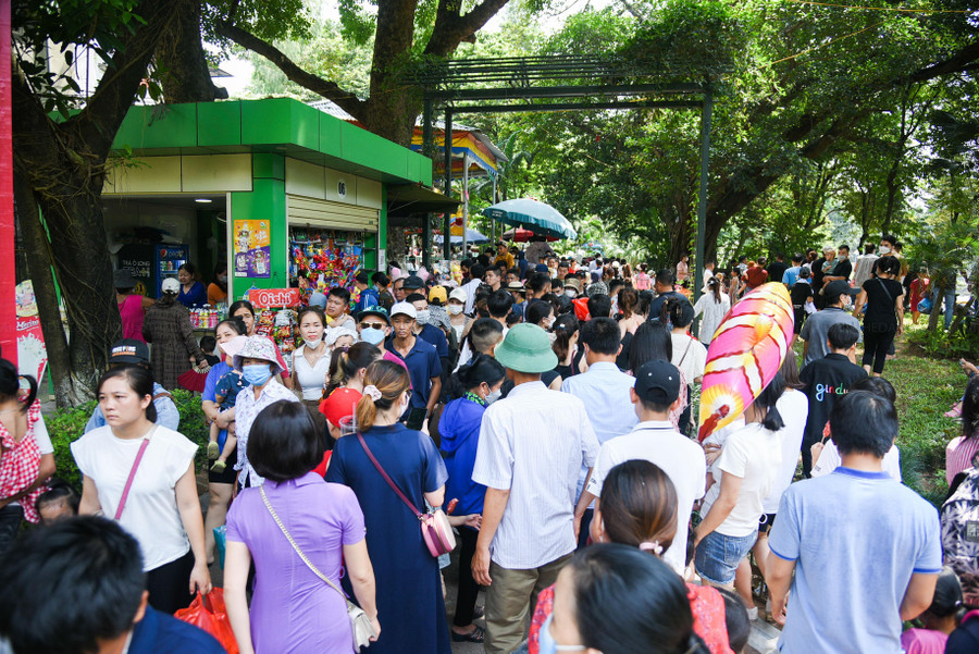 Đường trong khu công viên Thủ Lệ nhỏ, khiến cho nơi đây càng trở nên &apos;ngột ngạt&apos; trong thời tiết oi nóng của Hà Nội.
