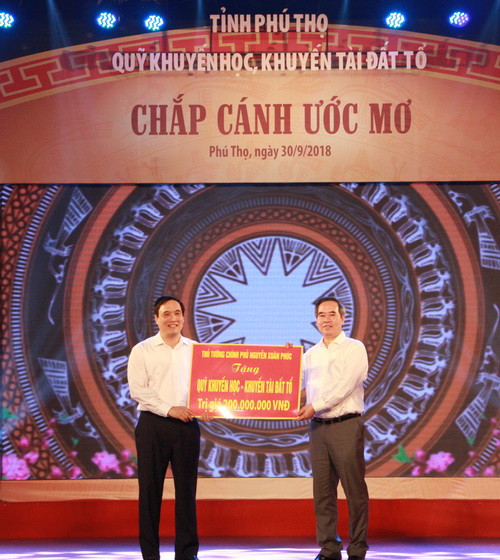 Ông Nguyễn Văn Bình trao 200 triệu đồng của Thủ tướng Chính phủ Nguyễn Xuân Phúc cho học sinh nghèo vượt khó thông qua Quỹ khuyến học, khuyến tài của tỉnh Phú Thọ