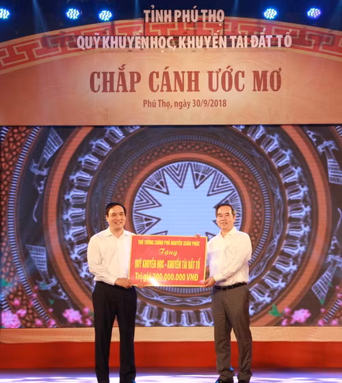 Ông Nguyễn Văn Bình trao 200 triệu đồng của Thủ tướng Chính phủ Nguyễn Xuân Phúc cho học sinh nghèo vượt khó thông qua Quỹ khuyến học, khuyến tài của tỉnh Phú Thọ