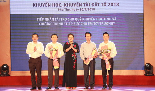 Bà Nguyễn Thị Kim Hải - Chủ tịch Hội khuyến học tỉnh Phú Thọ và ông Nguyễn Minh Tường - Giám đốc Sở GD&ĐT Phú Thọ lên tiếp nhận tài trợ từ các cơ quan, doanh nghiệp và các nhà hảo tâm