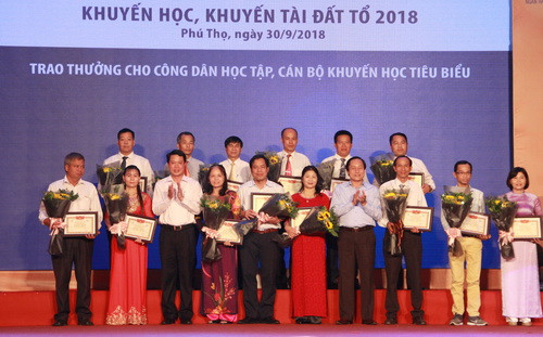 Trao thưởng cho công dân học tập, cán bộ khuyến học tiêu biểu
