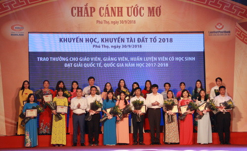 Trao thưởng cho giáo viên, giảng viên, huấn luyện viên có học sinh đạt giải quốc tế, quốc gia năm học 2017 - 2018