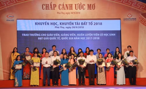 Trao thưởng cho giáo viên, giảng viên, huấn luyện viên có học sinh đạt giải quốc tế, quốc gia năm học 2017 - 2018