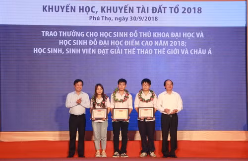 Ông Bùi Văn Quang - Phó Bí thư tỉnh ủy và ông Hà Kế San - Phó Chủ tịch UBND tỉnh Phú Thọ trao thưởng cho học sinh đỗ thủ khoa