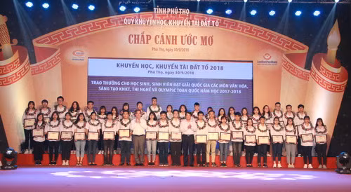 Ông Nguyễn Văn Bình trao thưởng cho các em học sinh đạt giải quốc gia và quốc tế