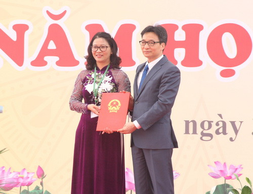 Nhân dịp này Phó Thủ tướng Vũ Đức Đam trao Quyết định của Chủ tịch nước về việc ký hiệp định tài trợ dự án "Nâng cao chất lượng giáo dục đại học" cho Học viện Nhân dịp này Phó Thủ tướng Vũ Đức Đam trao Quyết định của Chủ tịch nước về việc ký hiệp định tài trợ dự án "Nâng cao chất lượng giáo dục đại học" cho Học viện