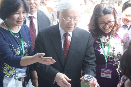 Tổng Bí thư thăm các gian hàng trưng bày sản phẩm do chính cán bộ, giảng viên và sinh viên của Học viện sản xuất Tổng Bí thư thăm các gian hàng trưng bày sản phẩm do chính cán bộ, giảng viên và sinh viên của Học viện sản xuất