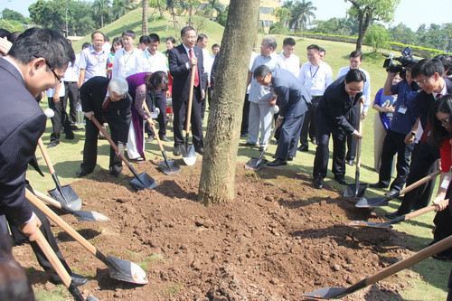 Tổng Bí thư Nguyễn Phú Trọng và các quan khách trồng cây lưu niệm tại khuôn viên của Học viện Tổng Bí thư Nguyễn Phú Trọng và các quan khách trồng cây lưu niệm tại khuôn viên của Học viện