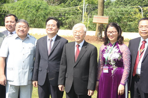 Tổng Bí thư chụp ảnh lưu niệm với các đại biểu Tổng Bí thư chụp ảnh lưu niệm với các đại biểu