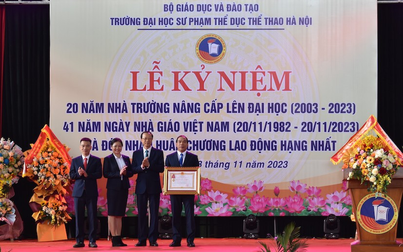 Thứ trưởng Phạm Ngọc Thưởng trao Huân chương Lao động hạng Nhất cho tập thể nhà trường. Thứ trưởng Phạm Ngọc Thưởng trao Huân chương Lao động hạng Nhất cho tập thể nhà trường.