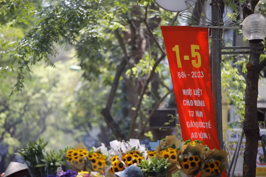 Dòng cờ hoa rực rỡ trên các nẻo đường. Dòng cờ hoa rực rỡ trên các nẻo đường.