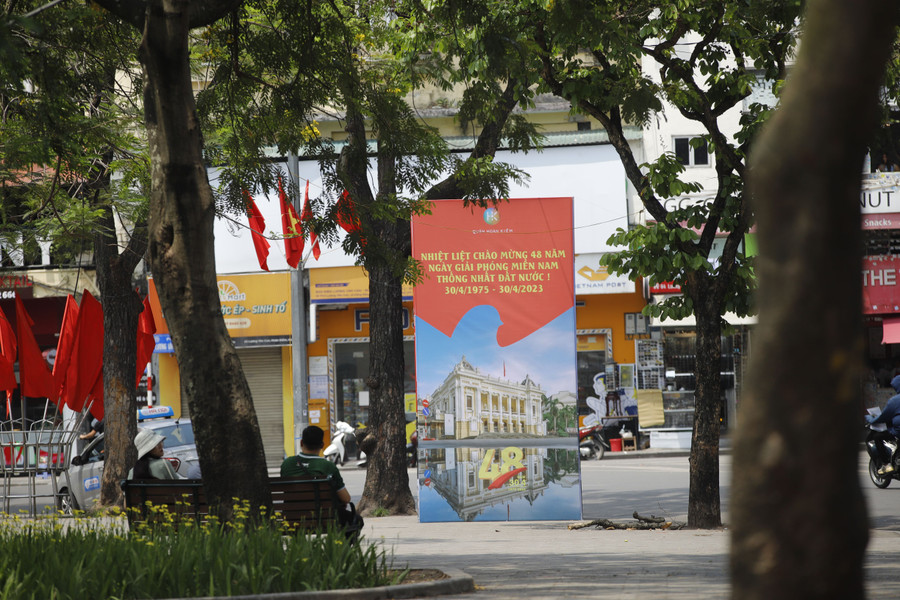 Khu vực quanh Hồ Hoàn Kiếm cũng xuất hiện các tấm áp phích. Khu vực quanh Hồ Hoàn Kiếm cũng xuất hiện các tấm áp phích.