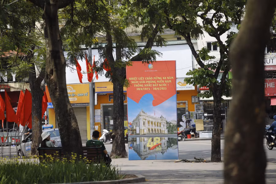 Khu vực quanh Hồ Hoàn Kiếm cũng xuất hiện các tấm áp phích. Khu vực quanh Hồ Hoàn Kiếm cũng xuất hiện các tấm áp phích.