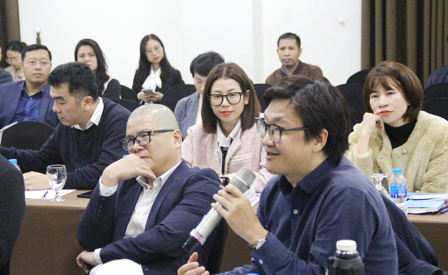 TS Phạm Sỹ Thành trao đổi tại tọa đàm.