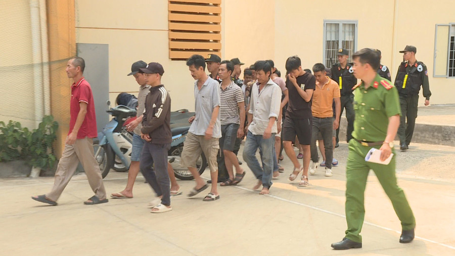 Lực lượng Công an dẫn giải các đối tượng tham gia 'đá gà' ăn tiền về cơ quan để xử lý theo quy định của pháp luật (ảnh: SĐ).