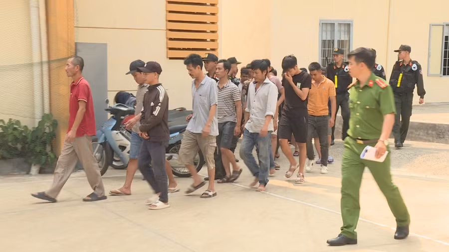 Lực lượng Công an dẫn giải các đối tượng tham gia 'đá gà' ăn tiền về cơ quan để xử lý theo quy định của pháp luật (ảnh: SĐ).