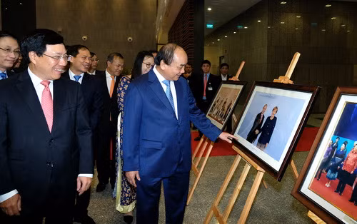 Thủ tướng xem các hình ảnh về công tác đối ngoại - Ảnh: VGP