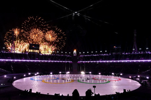 Hình lá cờ Olympic dưới ánh sáng pháo hoa. Nguồn: olympic.org Hình lá cờ Olympic dưới ánh sáng pháo hoa. Nguồn: olympic.org