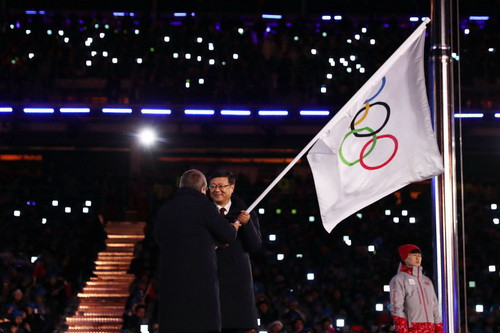Đại diện nước chủ nhà Olympic mùa Đông 2022-Thị trưởng Bắc Kinh Chen Jining nhận cờ đang cai. Nguồn: olympic.,org Đại diện nước chủ nhà Olympic mùa Đông 2022-Thị trưởng Bắc Kinh Chen Jining nhận cờ đang cai. Nguồn: olympic.,org