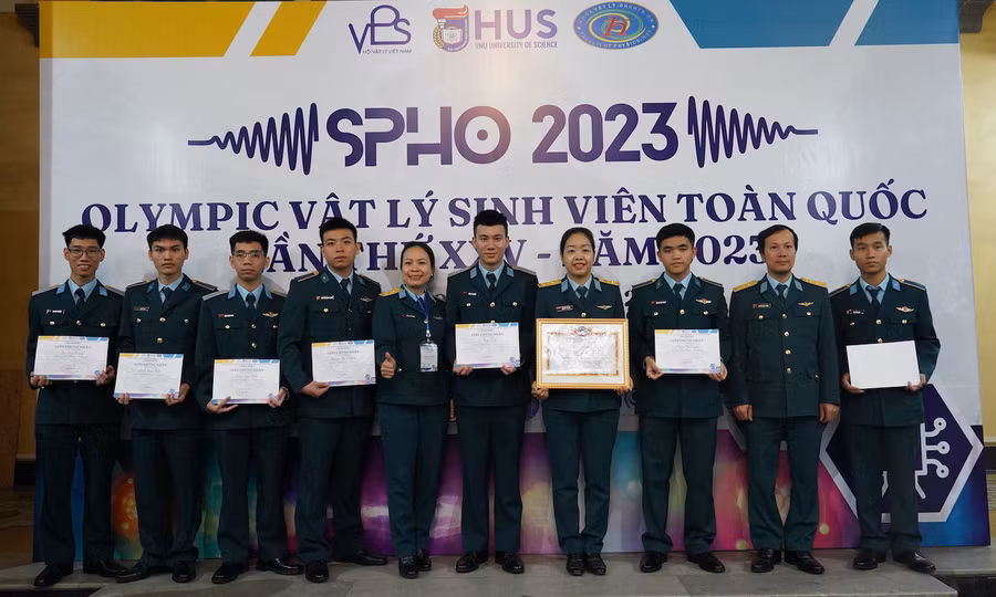 Kỳ thi Olympic Vật lý sinh viên thu hút đông đảo các thí sinh trên cả nước tham dự. Kỳ thi Olympic Vật lý sinh viên thu hút đông đảo các thí sinh trên cả nước tham dự.
