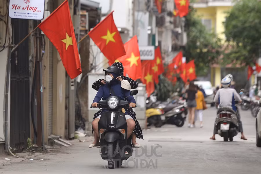 Hà Nội rực rỡ cờ hoa chào mừng ngày thống nhất đất nước ảnh 9