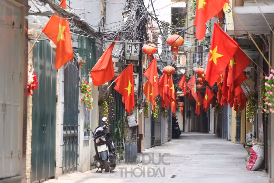 Hà Nội rực rỡ cờ hoa chào mừng ngày thống nhất đất nước ảnh 3
