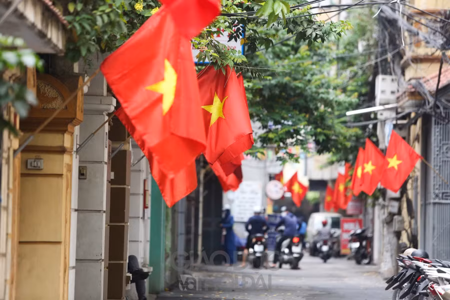 Hà Nội rực rỡ cờ hoa chào mừng ngày thống nhất đất nước ảnh 8