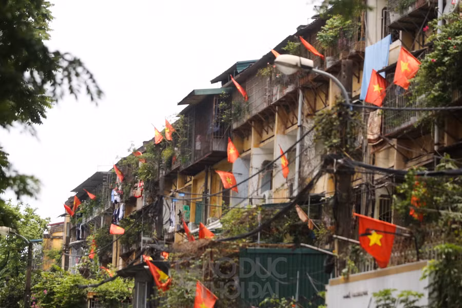 Hà Nội rực rỡ cờ hoa chào mừng ngày thống nhất đất nước ảnh 10