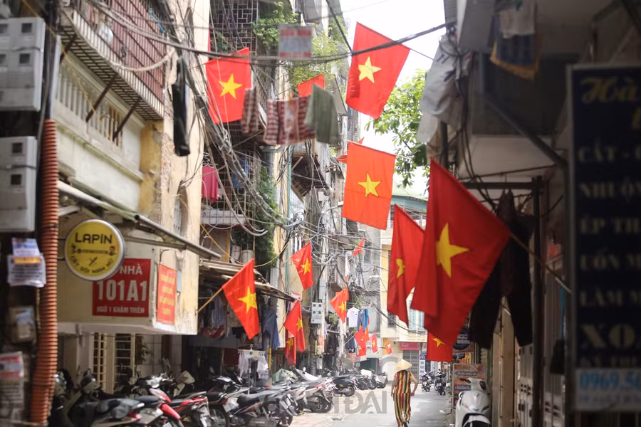 Hà Nội rực rỡ cờ hoa chào mừng ngày thống nhất đất nước ảnh 12