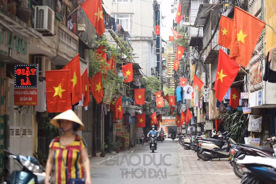 đến đường phố ngập tràn sắc đỏ.