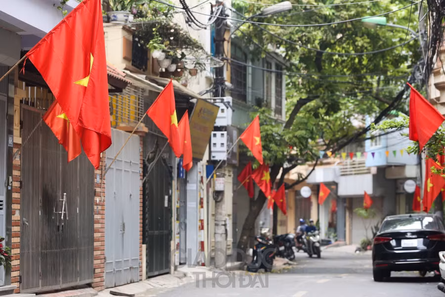 Hà Nội rực rỡ cờ hoa chào mừng ngày thống nhất đất nước ảnh 1