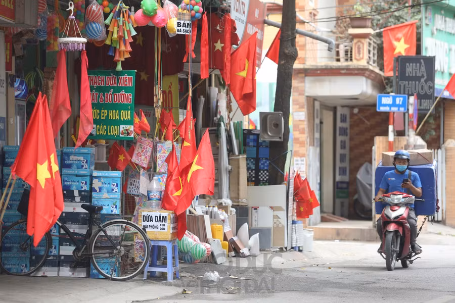Cờ đỏ sao vàng được cắm tại các tuyến phố.