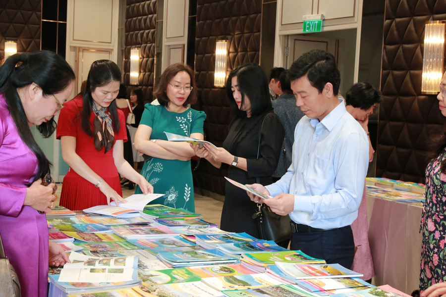 Đại biểu tham khảo tài liệu GDĐP tại Hội thảo. (Ảnh: TT)