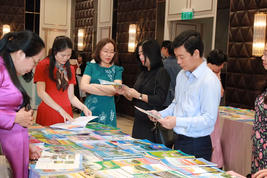 Đại biểu tham khảo tài liệu GDĐP tại Hội thảo. (Ảnh: TT)