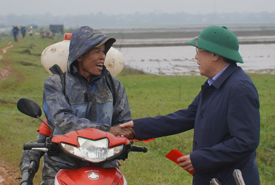 Bà con nông dân Quảng Trị phấn khởi được lãnh đạo tỉnh chúc Tết. (Ảnh: Tiến Nhất). Bà con nông dân Quảng Trị phấn khởi được lãnh đạo tỉnh chúc Tết. (Ảnh: Tiến Nhất).