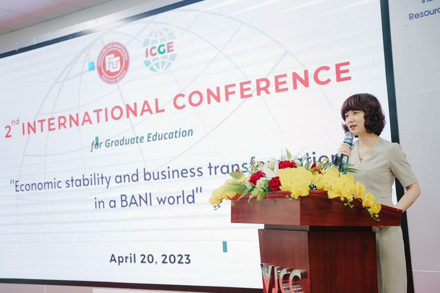 PGS.TS Phạm Thu Hương - Phó Hiệu trưởng Trường ĐH Ngoại thương phát biểu tại Hội thảo.