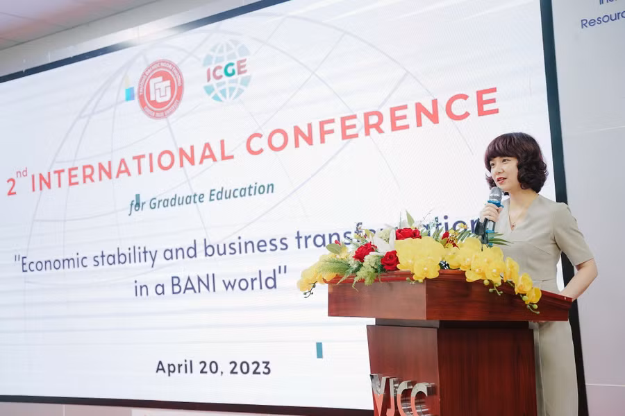 PGS.TS Phạm Thu Hương - Phó Hiệu trưởng Trường ĐH Ngoại thương phát biểu tại Hội thảo.