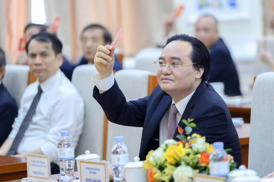 Bộ trưởng Bộ GD&amp;ĐT Phùng Xuân Nhạ và các đại biểu tiến hành biểu quyết một số nội dung quan trọng