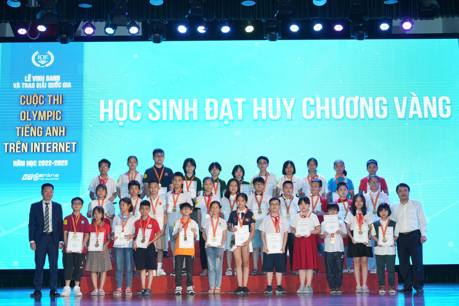 BTC trao bằng khen cho các em học sinh nhận Huy chương Vàng. BTC trao bằng khen cho các em học sinh nhận Huy chương Vàng.