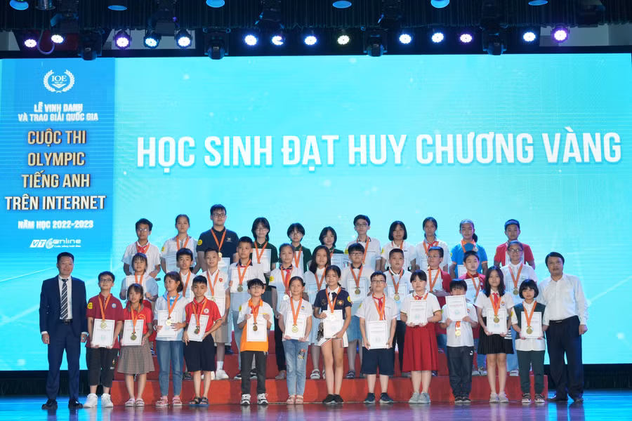 BTC trao bằng khen cho các em học sinh nhận Huy chương Vàng.