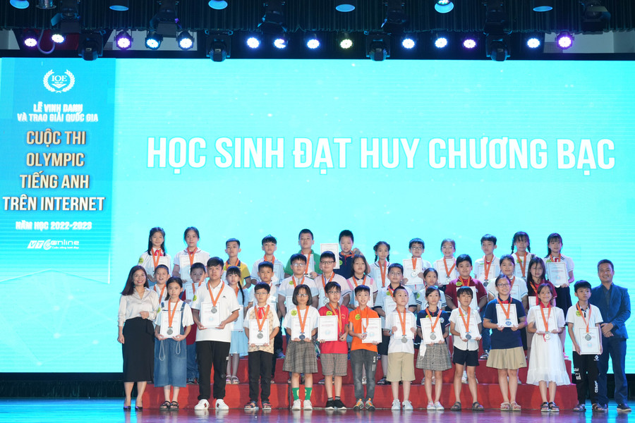 BTC trao bằng khen cho các em học sinh đạt Huy chương Bạc. BTC trao bằng khen cho các em học sinh đạt Huy chương Bạc.