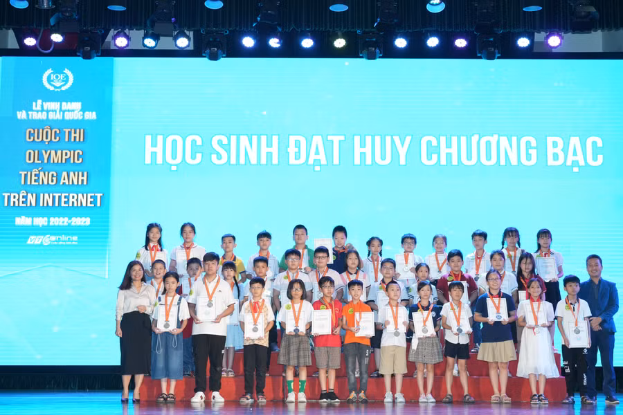BTC trao bằng khen cho các em học sinh đạt Huy chương Bạc.