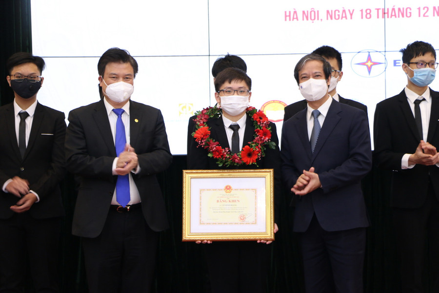 Bộ trưởng Nguyễn Kim Sơn (bên phải) và Thứ trưởng Nguyễn Hữu Độ trao Bằng khen và vòng nguyệt quế cho các em học sinh đoạt giải Olympic và Khoa học kỹ thuật quốc tế năm 2021. Bộ trưởng Nguyễn Kim Sơn (bên phải) và Thứ trưởng Nguyễn Hữu Độ trao Bằng khen và vòng nguyệt quế cho các em học sinh đoạt giải Olympic và Khoa học kỹ thuật quốc tế năm 2021.