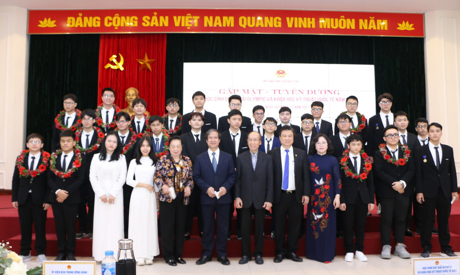 Lãnh đạo Bộ GD&ĐT chụp ảnh lưu niệm với đại biểu và các em học sinh đoạt giải Olympic và Khoa học kỹ thuật quốc tế năm 2021. Lãnh đạo Bộ GD&ĐT chụp ảnh lưu niệm với đại biểu và các em học sinh đoạt giải Olympic và Khoa học kỹ thuật quốc tế năm 2021.