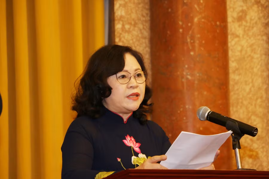 Thứ trưởng Ngô Thị Minh báo cáo tại buổi lễ.