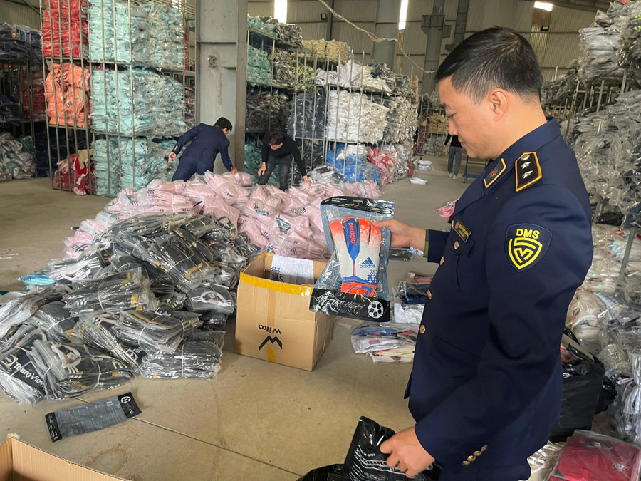 Toàn bộ kho hàng 30.000 bộ thể thao giả.