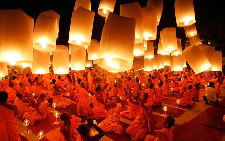 Những hình ảnh ấn tượng trong tuần ảnh 11 Buddhist monks launch paper lanterns into the sky at a temple in Suphan Buri province during a traditional pilgrimage to pay homage to Lord Buddha and bless Thailand as it enters the new year